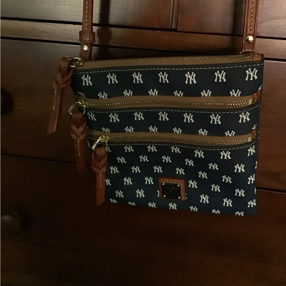 NWOT - New York Yankees Dooney & Bourke Sinature Small Corssbody Bag